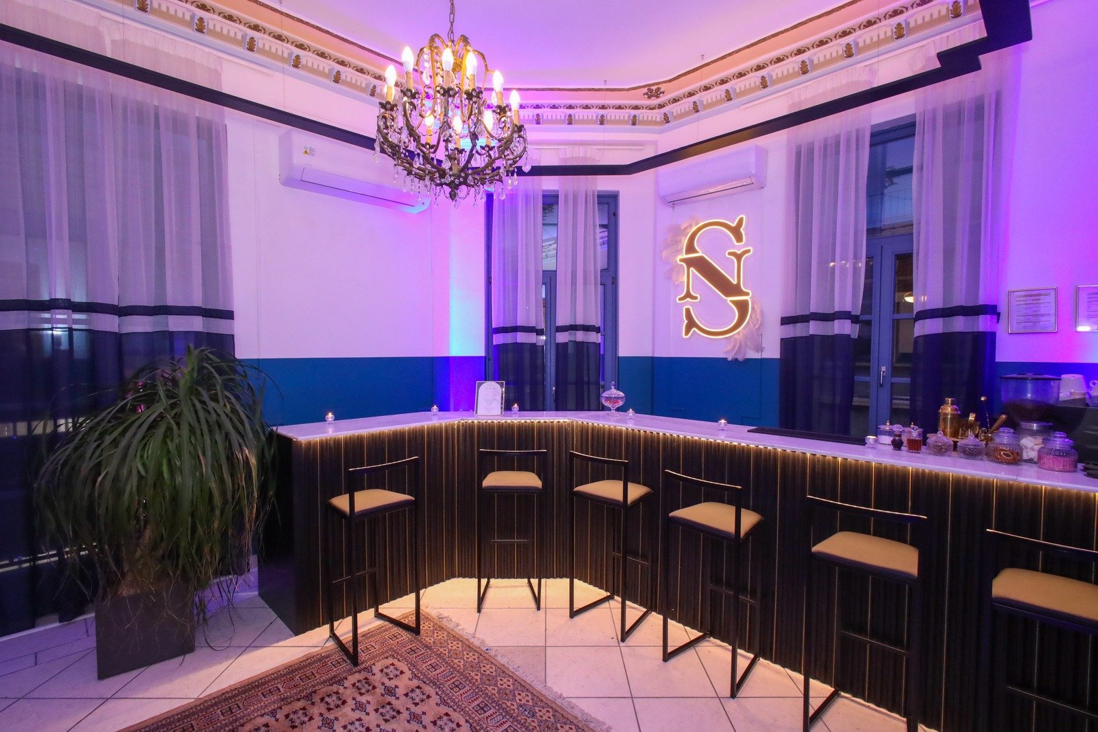 EXECUTIVE BAR (2)