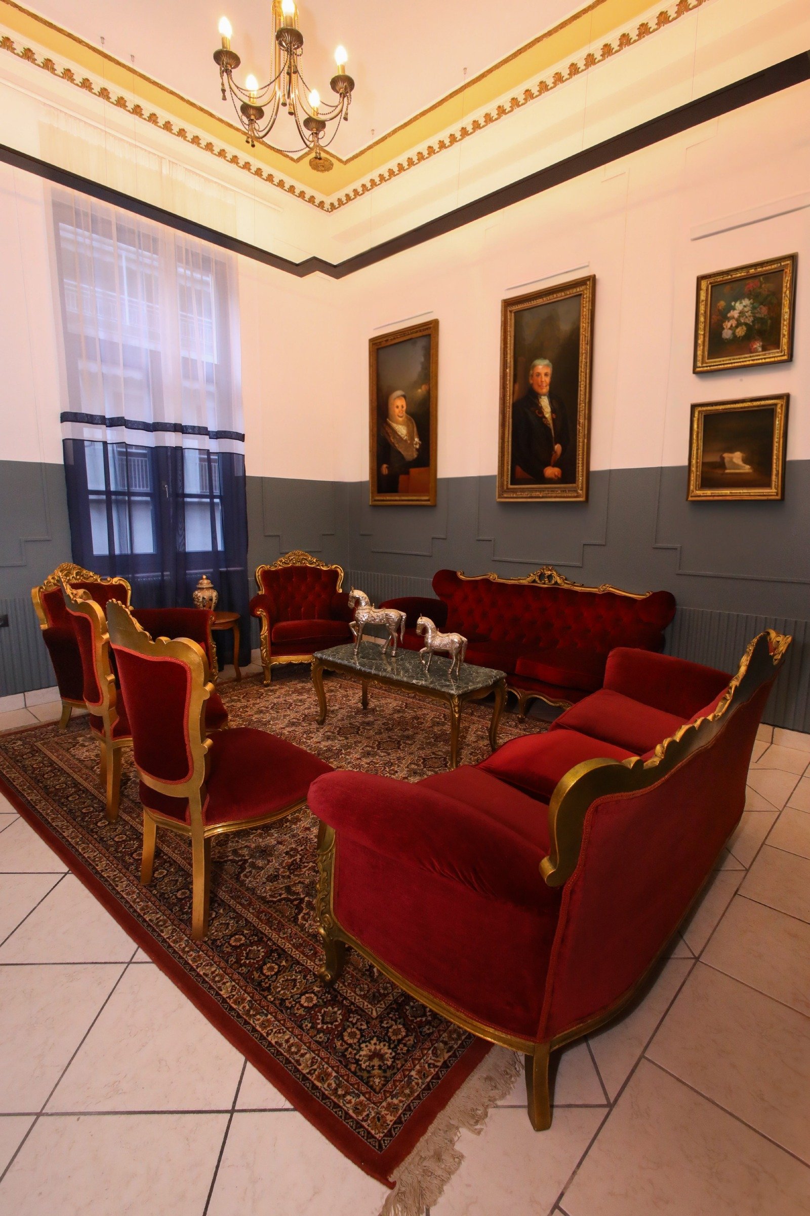THE GRANDE LOUNGE