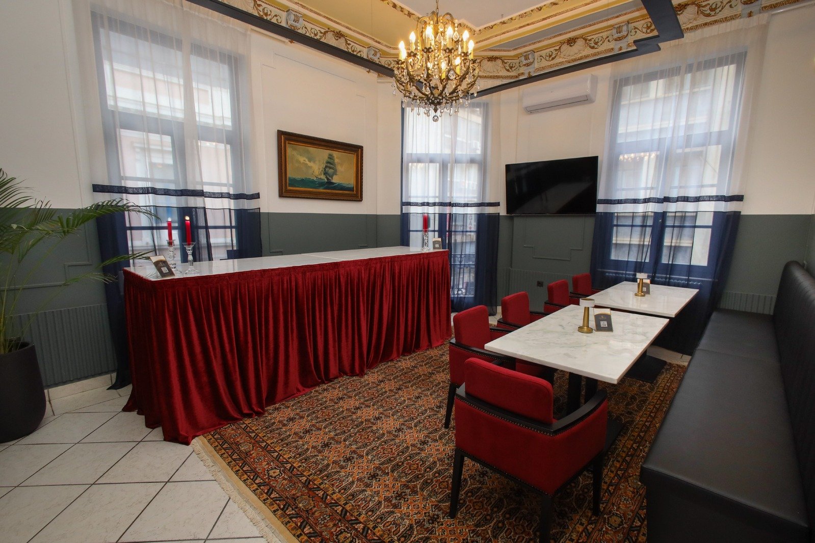 THE VELVET LOUNGE BAR (1)